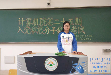 监考人员监考 计算机公司 王浩东 摄