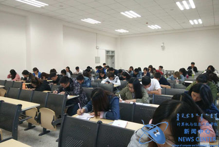 同学们认真考试 计算机公司 王浩东 摄
