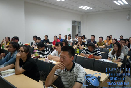 同学们认真听讲 计算机公司 王浩东 摄
